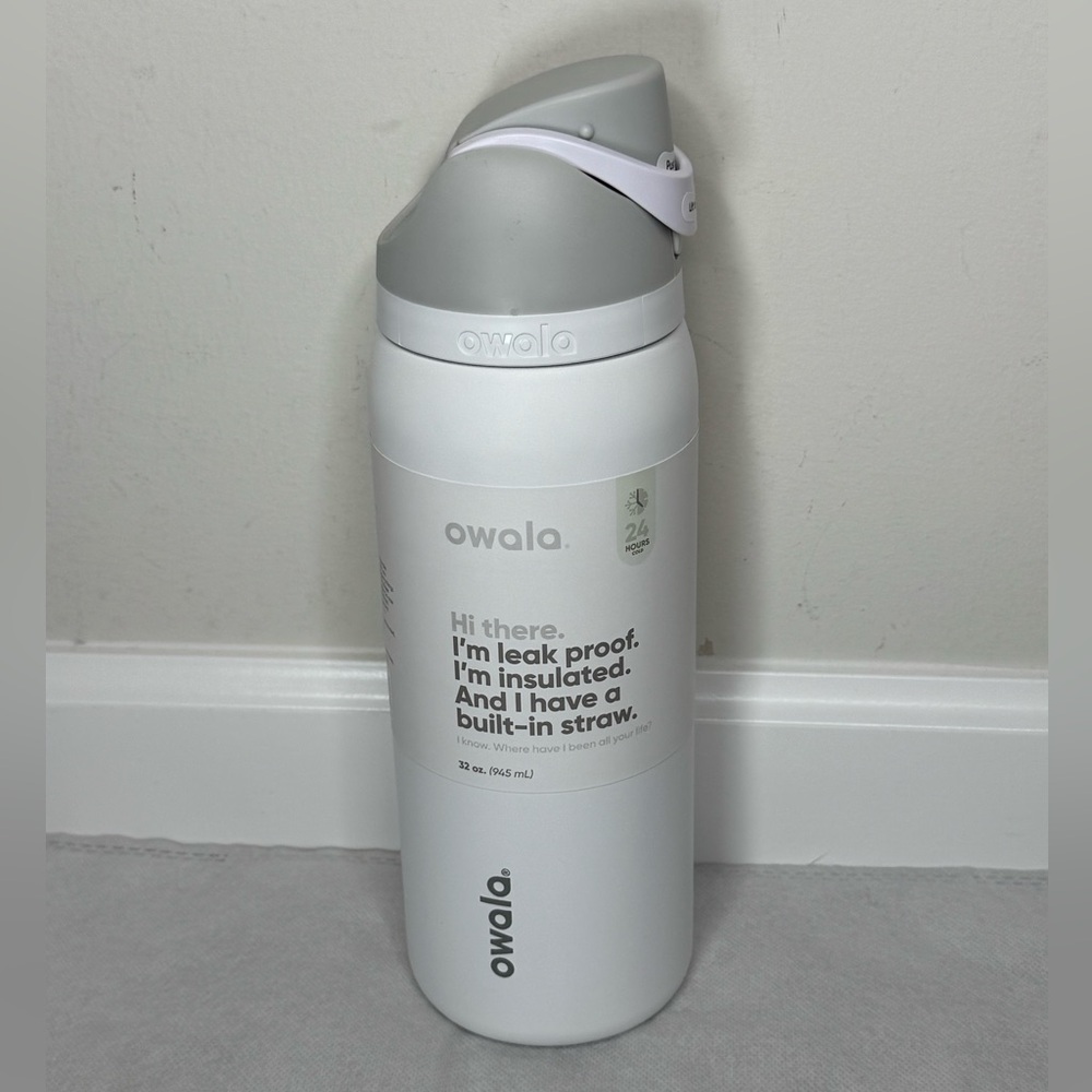 NEW Owala 32 oz. FreeSip Stainless Steel Water Bottle, Shy Marshmallow No Spills